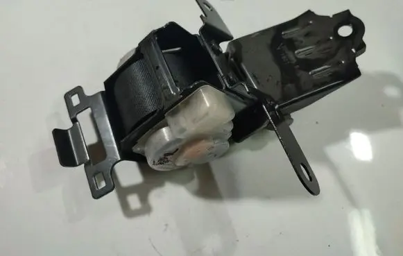 Honda FR-V Middle seatbelt (rear) D690069