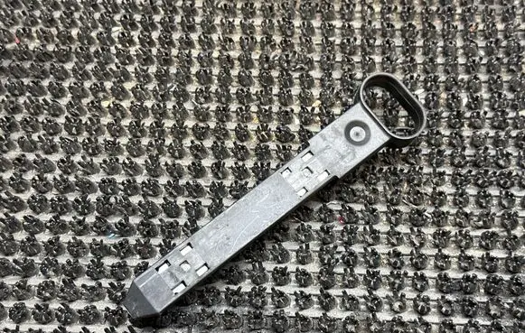 Headlight/headlamp mounting bracket