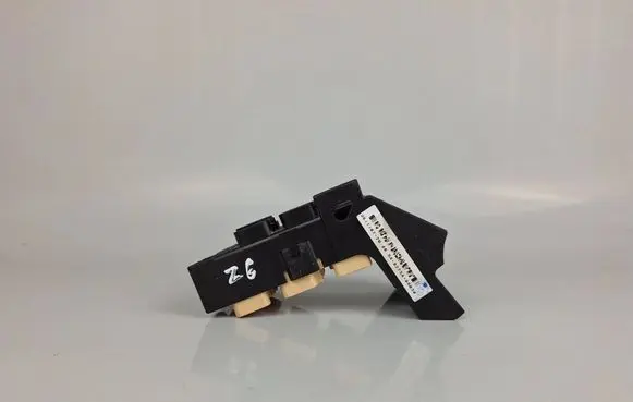 Toyota Avensis T250 Fuse module 8273405030