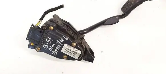 Volkswagen PASSAT B5.5 Accelerator throttle pedal 8D2721523E