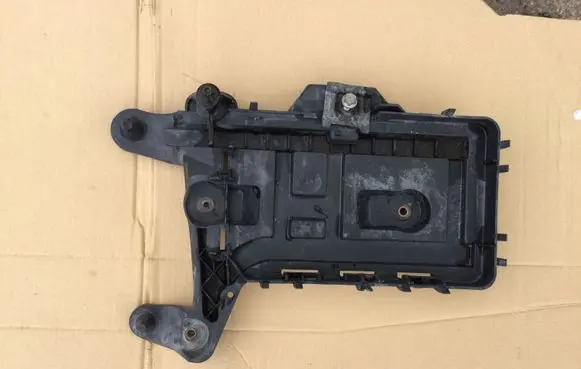 Volkswagen PASSAT B6 Battery box tray 