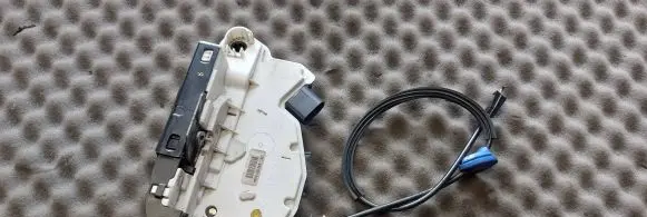 Volkswagen Scirocco Front door lock 5N2837016A 1K8837085