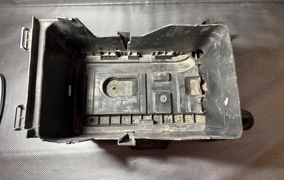 Skoda Superb B6 (3T) Battery tray 1K0915333
