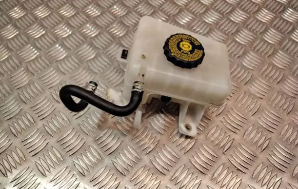 Brake fluid reservoir