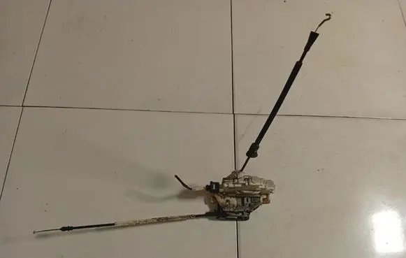 Volkswagen PASSAT B7 Front door lock 3C1837015B