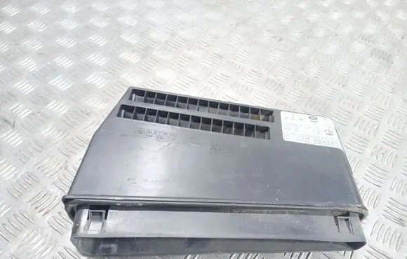 Land Rover Range Rover L322 Quarter panel pressure vent 8385388