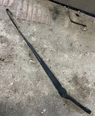 Opel Frontera B Front wiper blade arm
