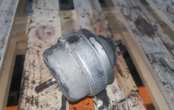 Volkswagen PASSAT B5 Engine mount bracket