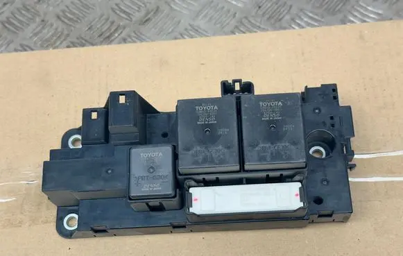 Toyota Auris E180 Relay mounting block G92Z133011
