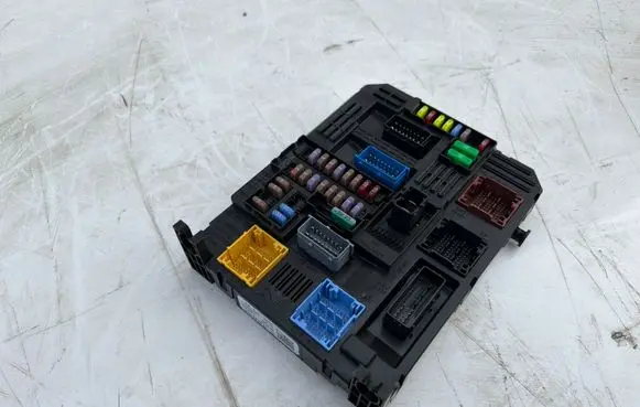 Peugeot Expert Fuse module 9845141280