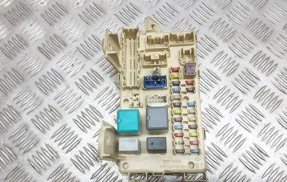 Toyota Avensis T250 Fuse module 82641CA010F