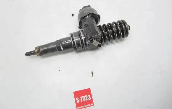 Volkswagen Golf V Fuel injector 038130073AK