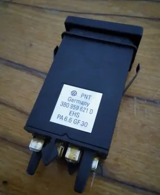 Volkswagen PASSAT B5.5 Windscreen/window heater switch 3B0959621D