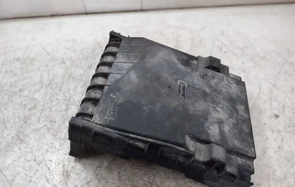 Volkswagen Touran II Fuse box cover 1K0937132