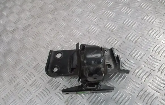 Engine mount vacuum valve