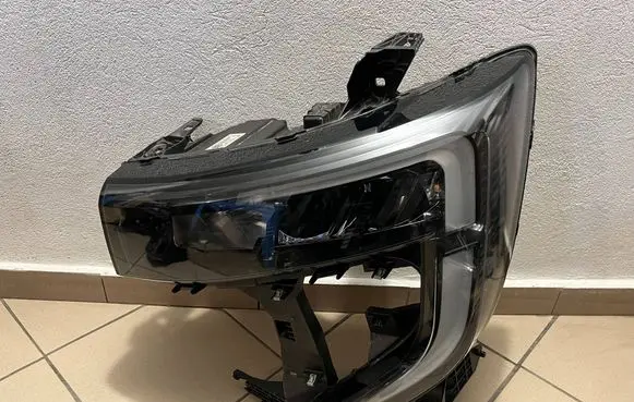 Renault Master IV Headlight/headlamp 260609073R