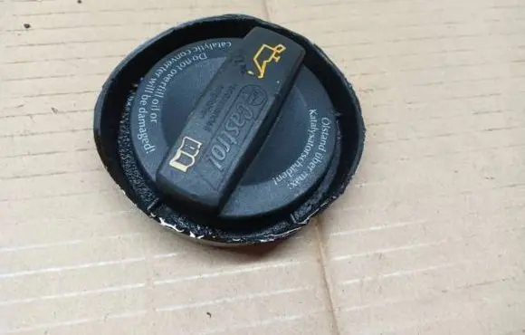 Volkswagen Golf VI Oil filler cap 03C103485A