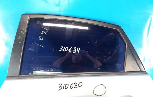 Toyota Prius (XW30) Front windscreen/windshield window 6810447051