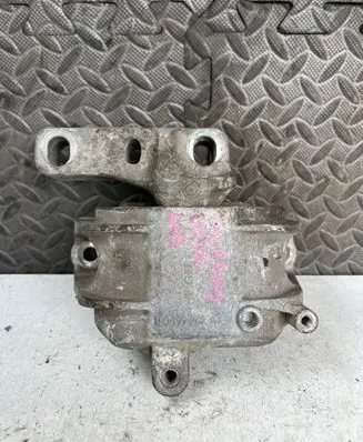 Volkswagen Touran I Engine mount bracket 1K0199262AT