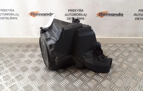 Ford Focus Air filter box BV619C679