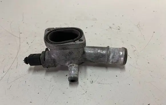 Volkswagen PASSAT B5.5 Engine coolant pipe/hose 038121133A