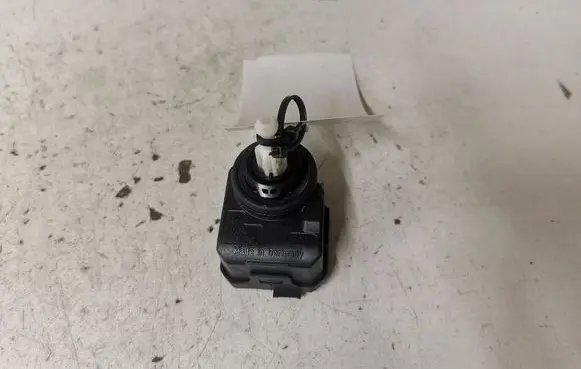 Volkswagen Polo IV 9N3 Headlight level adjustment motor 007878HL000 1J0941295