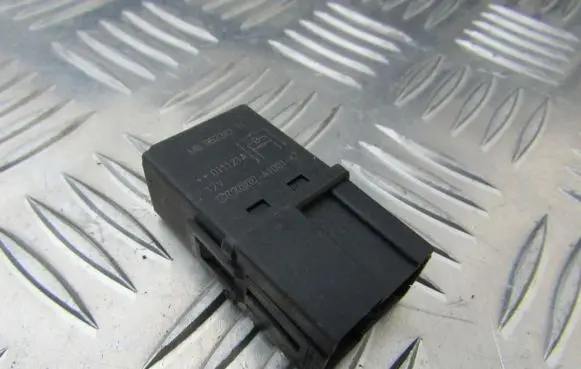 Volvo S40, V40 Other relay MB953382