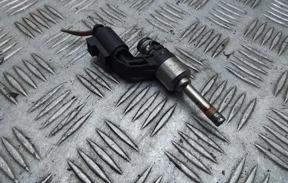 Volkswagen Golf Cross Fuel injector 03C906036E
