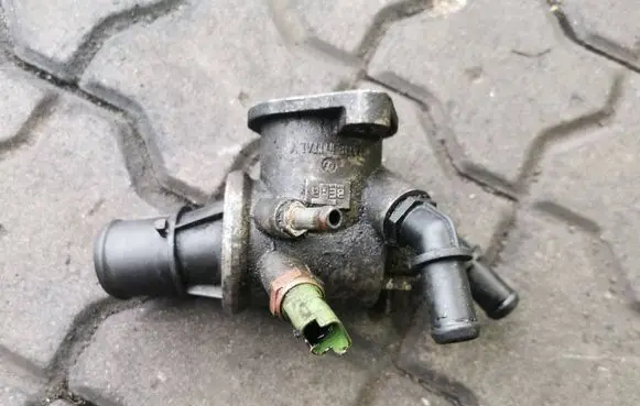Opel Zafira B Thermostat/thermostat housing 55202510