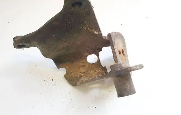 Volkswagen Jetta II Engine mounting bracket
