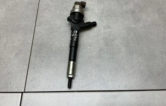 Opel Mokka Fuel injector 55567729