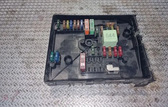 Volkswagen Caddy Fuse module 1K0937804L