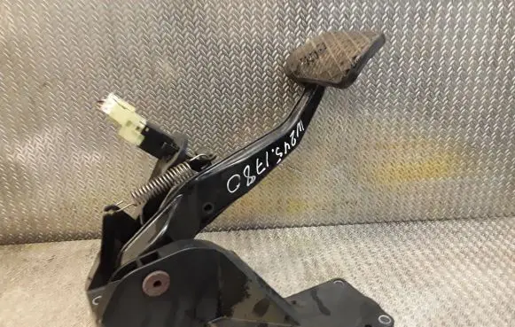 Mercedes-Benz B W245 Brake pedal 1692901401 A1692901401