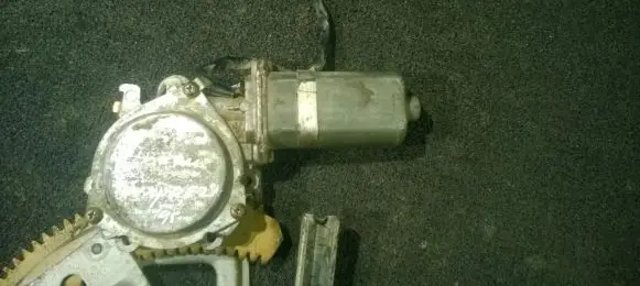 Subaru Impreza I Front door window regulator motor