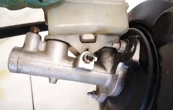 Subaru Legacy Master brake cylinder
