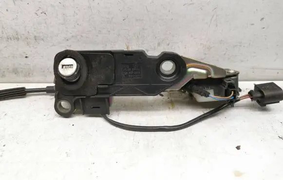 Volkswagen PASSAT B5.5 Tailgate exterior lock 3B9827297A