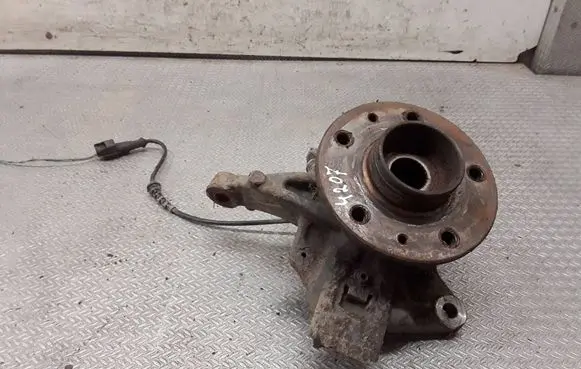 Front wheel hub spindle knuckle