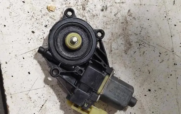 Ford Fiesta Front door window regulator motor 8A6114A389B 0130822404 C7Y2AFC7243