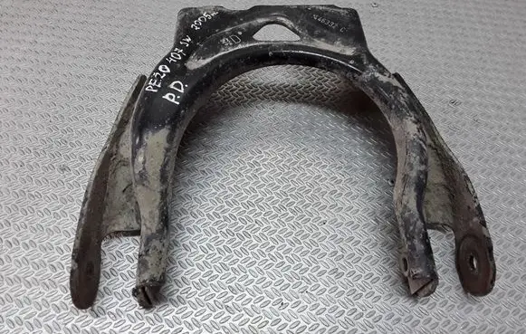 Peugeot 407 Front lower control arm/wishbone 446332C