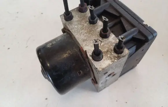 Volkswagen Golf IV ABS Pump 1J0907379G 1J0614117C