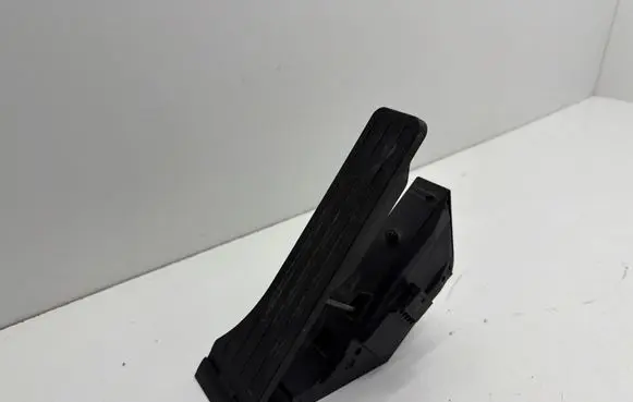 Accelerator throttle pedal
