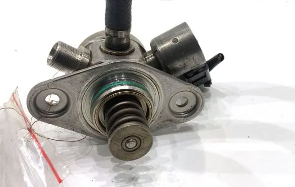 Mercedes-Benz A W176 Fuel injection high pressure pump 0261520212
