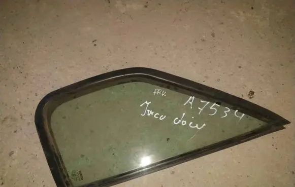 Iveco Daily 40.8 Front door vent window glass four-door 