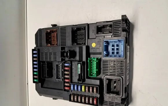 Peugeot 2008 I Fuse module 9807532080