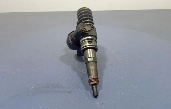 Volkswagen PASSAT B6 Fuel injector 038130079BN