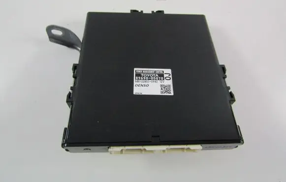 Toyota Avensis T270 Central body control module 8969005070