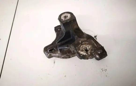 Honda CR-V Engine mounting bracket