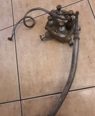 Audi 80 90 S2 B4 Fuel distributor 0438101005