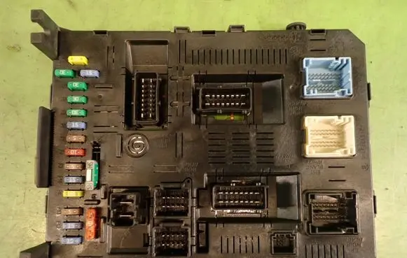 Peugeot 307 Fuse module 9660105680