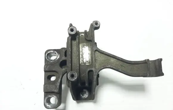 Volkswagen Golf VII Engine mount bracket